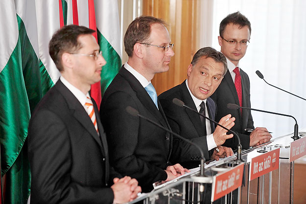 Orbán Viktor bemutatja leendő kormánya első három tagját: Varga Mihály miniszterelnökségi államtitkárt, Navracsics Tibor miniszterelnök-helyettest és Szijjártó Péter szóvivőt