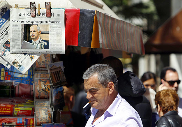 Athéni újságosstand, a címlapon Papandreu 