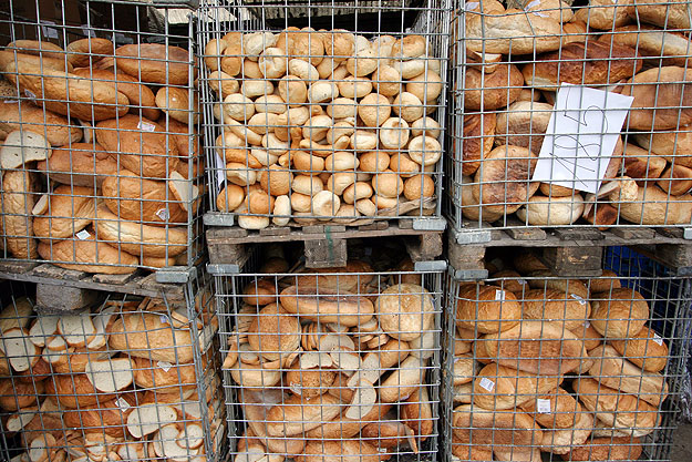 Megsemmisítésre váró M.E.G.A.-élelmiszerek 2007-ben. A kenyereket és a zsömléket biztosan nem címkézték át