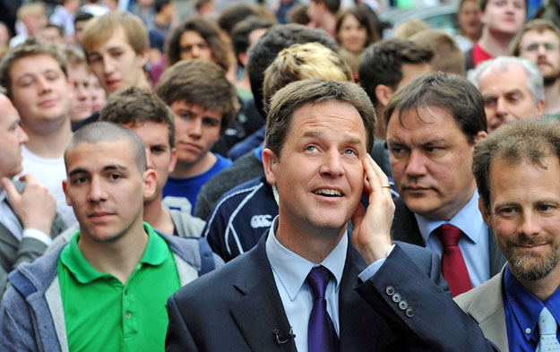 Nick Clegg a brit választási kampány finisében emelt a téten, és a „minden lehetséges, minden megtörténhet” alapon már kormányfőként is el tudja képzelni magát, aki „nagy változásokat képes megvalósítani”.