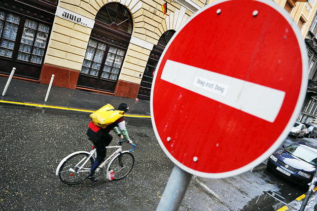 Egyirányú utca, szemből biciklis. Budapest, Dob utca-Hársfa utca sarok