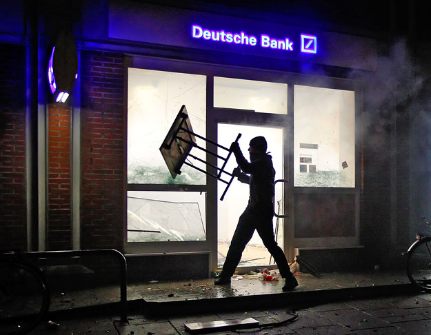 Anarchista fiatal banképületet támad Hamburgban