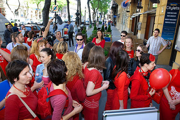 A bejelentés napján: a lányok az ajándék hetijegyért, a Sziget pedig a bevétel miatt öltözött pirosba