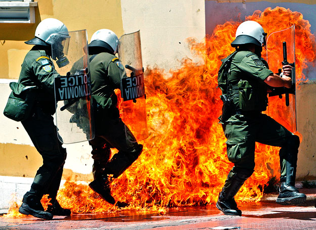 Május elsejei tüntetés Athénban. Rosszul fogadták a görögök a hitel feltételeit