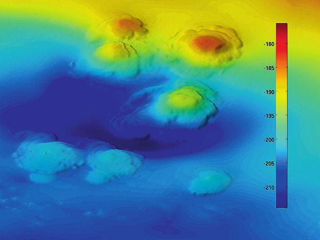 Nagy felbontású mélységmérésen alapuló kép a tengerfenék domborzatáról Santa Barbara partjai közelében az aszfaltkiemelkedések