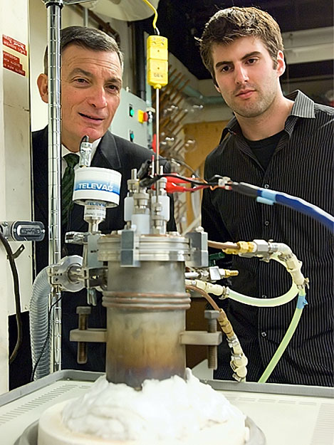 Donald Sadoway és diákja, David Bradwell a laboratóriumban a tesztelés alatt álló akkuval