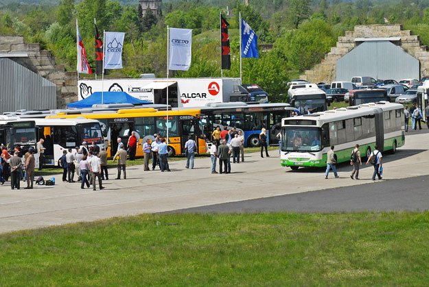 A magyar buszipar és a külföldi versenytársak is felvonultak a repülőtéri betonon, több modellt ki is lehetett próbálni  
