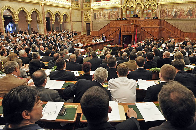 Schmitt Pál lesz a házelnök –ez derült ki tegnap a Fidesz–KDNP-frakciószövetség ülése után, amelyet a nagy létszám (263 képviselő) miatt a parlament felsőházi üléstermében tartottak. Lapunk tavaly nyáron írt arról, hogy Orbán Viktor még az EP-választ