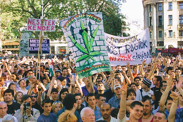 Tüntetők és ellentüntetők az első Kendernapon, 2003-ban