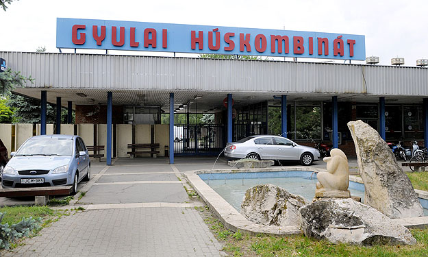 A gyulai cég épülete – szlovák kézbe kerülhetnek a viharsarki kolbászok