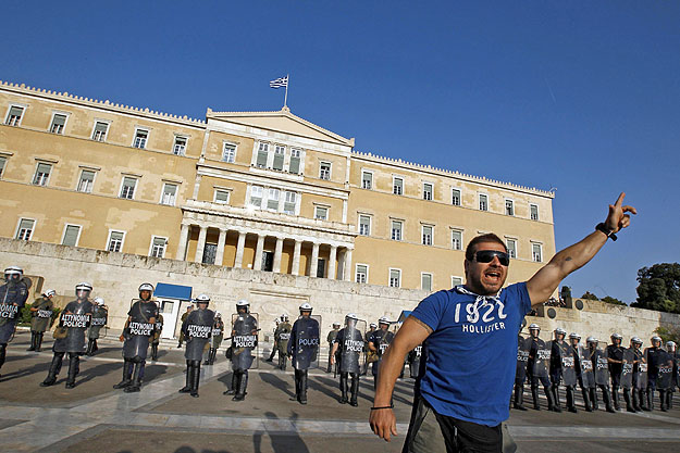 Tiltakozás az athéni parlament előtt