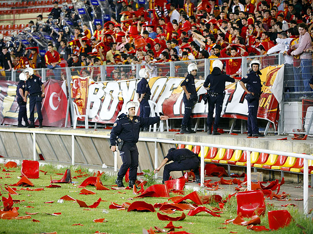 Nem éppen békés rangadók. Itt speciel Galatasaray-drukkerek törnek-zúznak, mivel győzött a Fenerbahcse