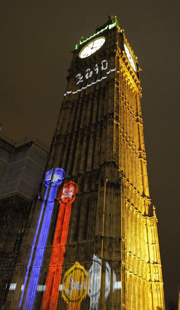 A Big Ben harang tornyának épületére a választási eredmények színes diagramját vetítik 