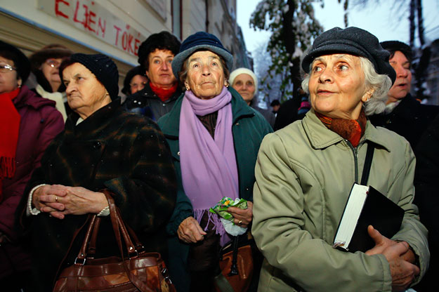 Román nyugdíjasok egy temesvári megemlékezésen. Az állam a vállalkozókat választotta