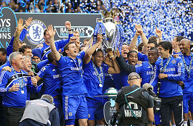 Chelsea celebrate with the English Premier League soccer trophy after their match against Wigan Athletic at Stamford Bridge in London, May 9, 2010.    REUTERS/Eddie Keogh   (BRITAIN - Tags: SPORT SOCCER) NO ONLINE/INTERNET USAGE WITHOUT A LICENCE FRO