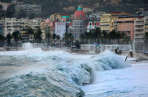 Nizza, 2010. május 5.Hatalmas hullámok verik a partot Nizzában 2010. május 4-én. Ezen a napon az ítéletidõben a parti hullámok mérete a hat métert is megközelítette. 