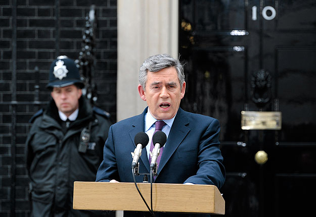 Gordon Brown a Downing Street 10. előtt