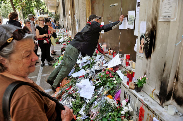 Virágok a megtámadott bankfióknál: az áldozatokra emlékeznek