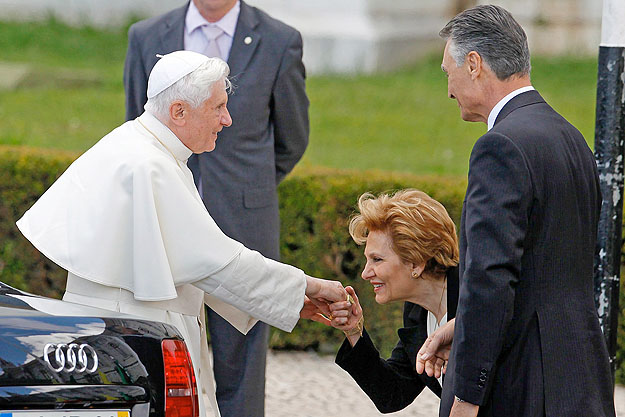 A pápát Cavaco Silva portugál elnök és felesége fogadja Lisszabonban