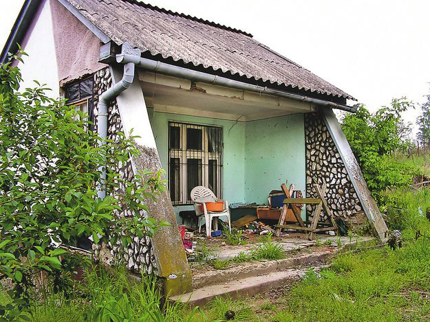 Ebben a kisvárdai házban élt Jani, mielőtt „jótevője” – úgymond – kiemelte és munkát adott neki