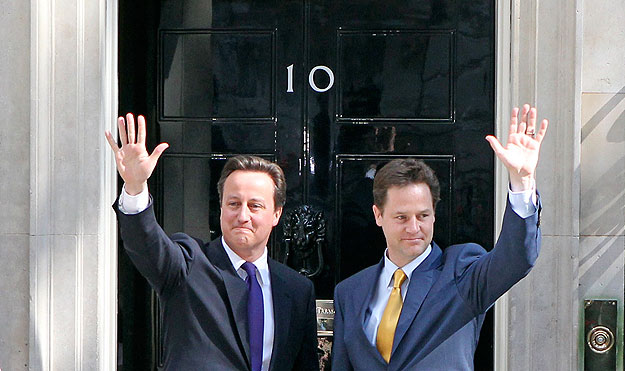 Cameron és Clegg a Downing Street 10. lépcsőin. Kockázatos frigy