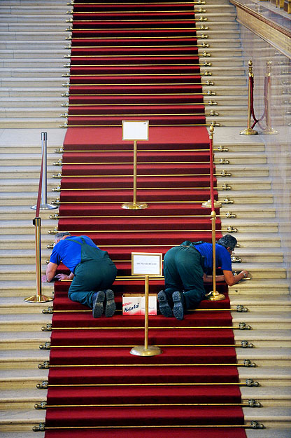 A parlament lépcsőjén minden a helyére kerül