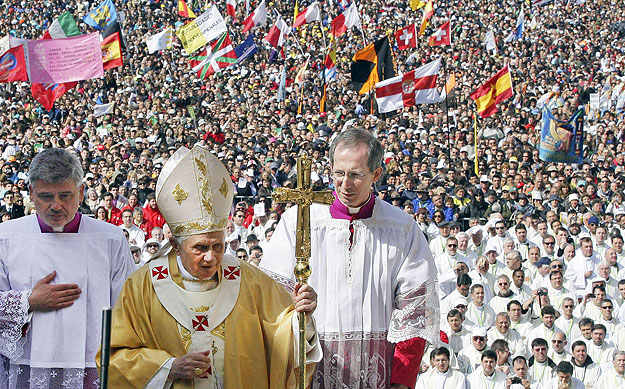 XVI. Benedek a fátimai misén. A helyi turisztikai vállalkozók szinte csodát várnak tőle