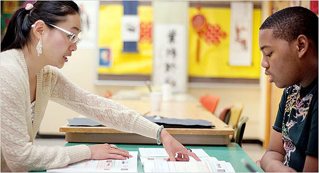 Zheng Yue az egyik diákjával – a vendégtanárnő a lawtoni középiskolában tanítja a kínai nyelvet