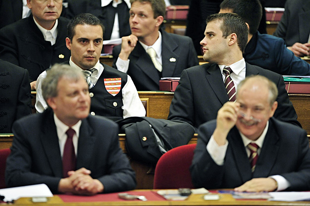 Vona Gábor (valamilyen) mellényben A Parlament alakuló ülésén