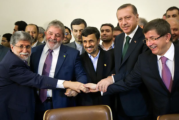 Celso Amorim brazil külügyminiszter kézfogása török kollégájával, Ahmed Davotogluval a két államfő és a török miniszterelnök előtt