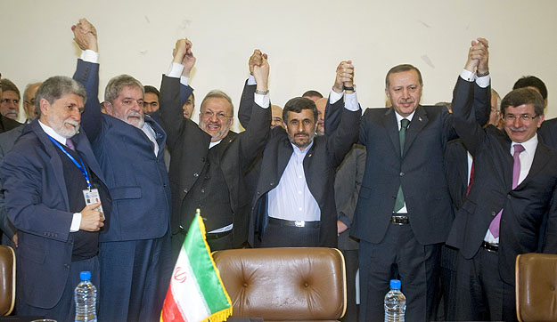 Az iráni, török és brazil vezetők a teheráni megállapodás aláírását ünneplik