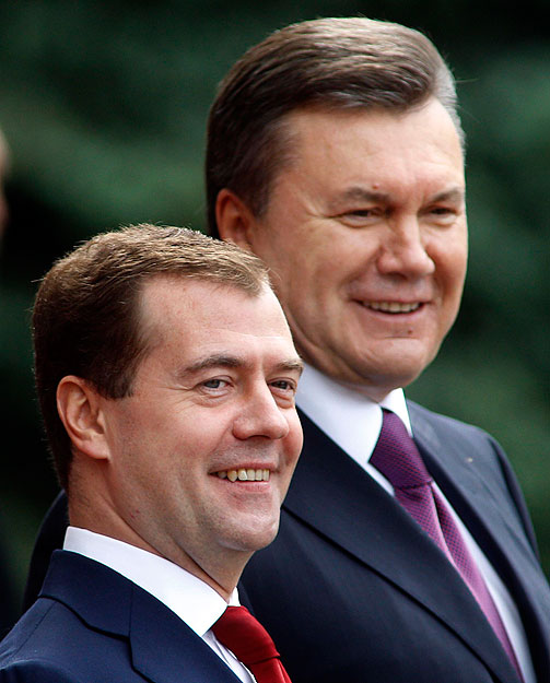 Russian President Dmitry Medvedev (L) and his Ukrainian counterpart Viktor Yanikovich take part in the welcoming ceremony in Kiev, May 17, 2010.  REUTERS/Gleb Garanich  (UKRAINE - Tags: POLITICS)