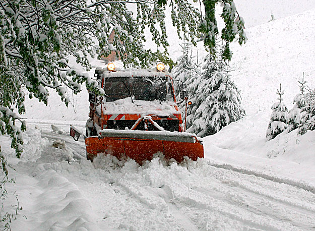 Zakopane, 2010. május 18. 
Hókotróval takarítják az utat a lengyelországi Zakopanéban 2010. május 18-án, amikor elmúlt napok heves esőzései után jelentős mennyiségű hó hullott a Tátrában. (MTI/EPA/Grzegorz Momot)