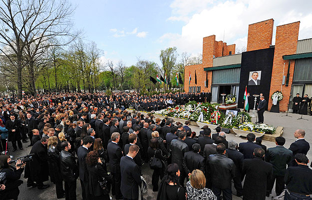 Daróczi Dávid temetése Csepelen. A koporsó mellett a volt kormányfő is beszédet mondott