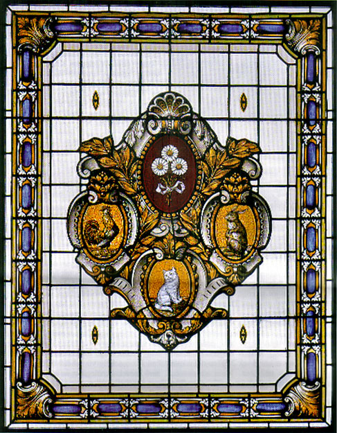 Róth Miksa nevezetes üvegablaka a Neumann család címerével, benne a három állatfigurával