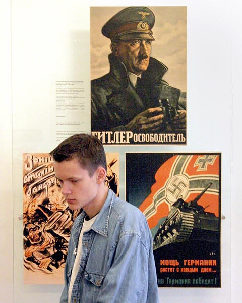 Egy orosz iskolás második világháborús szovjet Hitler-ellenes plakátok elõtt a berlini német kapituláció múzeumában