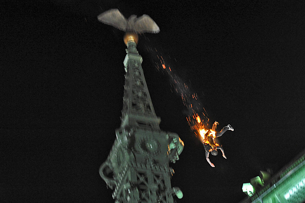 Egy égő férfi leugrik a Szabadság híd egyik turulszobráról 2010. május 22-én a késő esti órákban