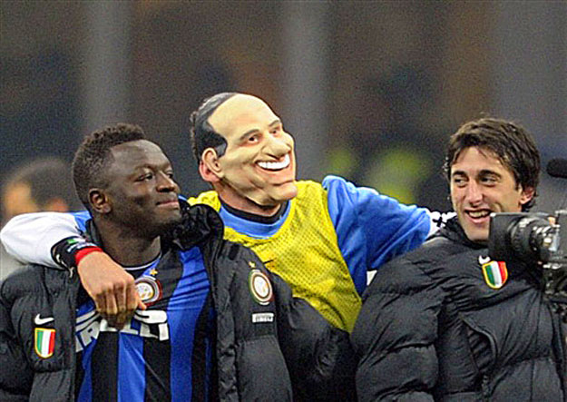Káröröm a városi riválisnál: az Inter Milan játékosai Berlusconi-maszkban ünneplik bajnoksági győzelmüket