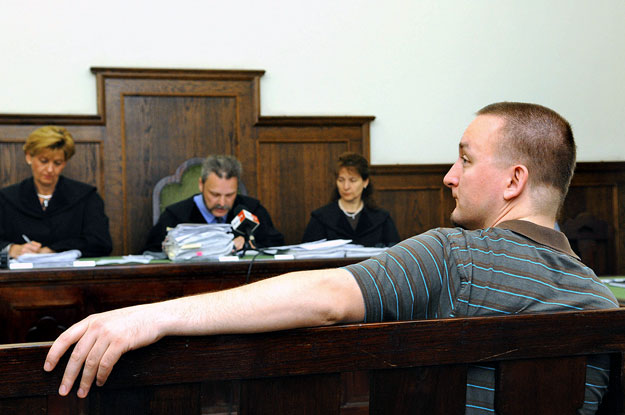 Polgár Tamás (j) hallgatja Csák Zsolt tanácselnök ítéletének indoklását a Fővárosi Bíróság tárgyalótermében