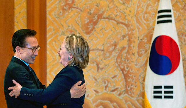 Ri Mjung Bak államfő fogadta Clintont a dél-koreai fővárosban