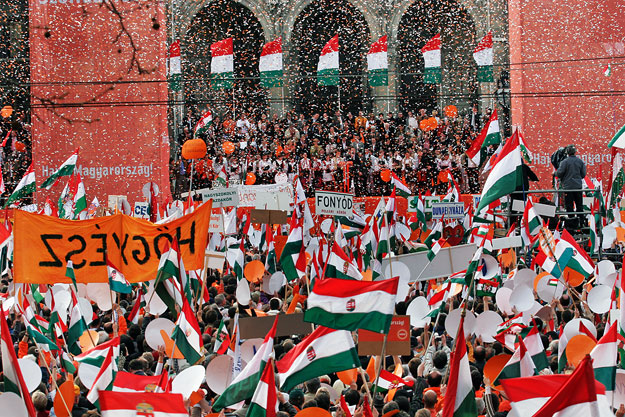 A Fidesz nagygyűlése a 2006-os választások első fordulója előtt a Kossuth tér. A hatalomba való visszatérést itt is fejezik be