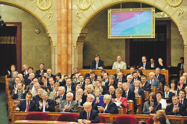 Tapssal ünnepli a Fidesz–KDNP az állampolgársági törvény módosítását
