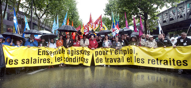A nyugdíjkorhatár emelése ellen tiltakoztak tegnap Párizsban a szakszervezetek