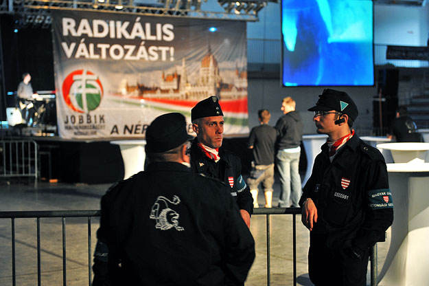Gárdisták munka nélkül. Készülnek a Jobbik eredményváró partijára a budai Sport Maxban