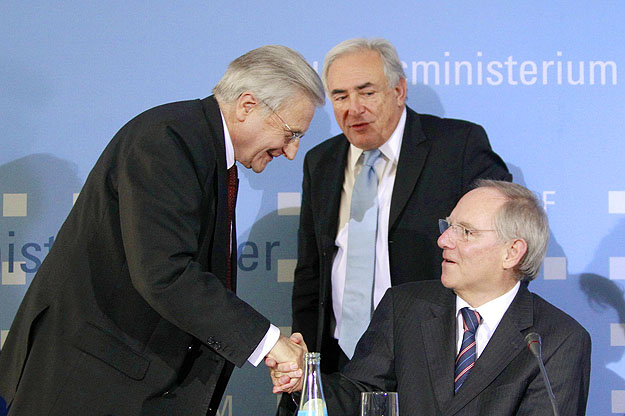 Wolfgang Schäuble (jobbra) kézfgása Jean-Claude Trichet-nek, az Európai Központi Bank elnökével. A háttérben Dominique Strauss-Kahn IMF-főigazgató