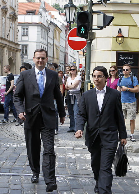 Petr Necas ODS-elnök (balra) útban a pártszékház felé
