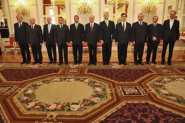 Egy labdarúgó válogatottra való férfi: államfő, kormányfő, két helyettes és hét miniszter