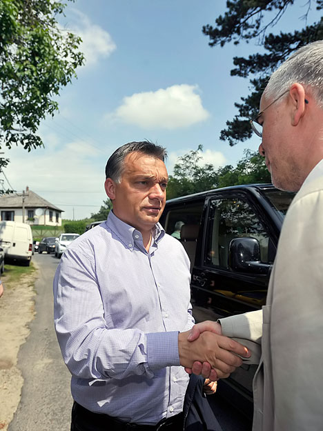 Orbán Viktor miniszterelnökként érkezett Kötcsére, Balog Zoltán fogadta