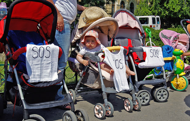 Múlt héten a kismamák tüntettek a gyereknevelési költségek növelése miatt Romániában