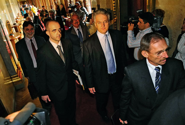 A miniszterek érkeznek az első kormányülésre a parlamentben